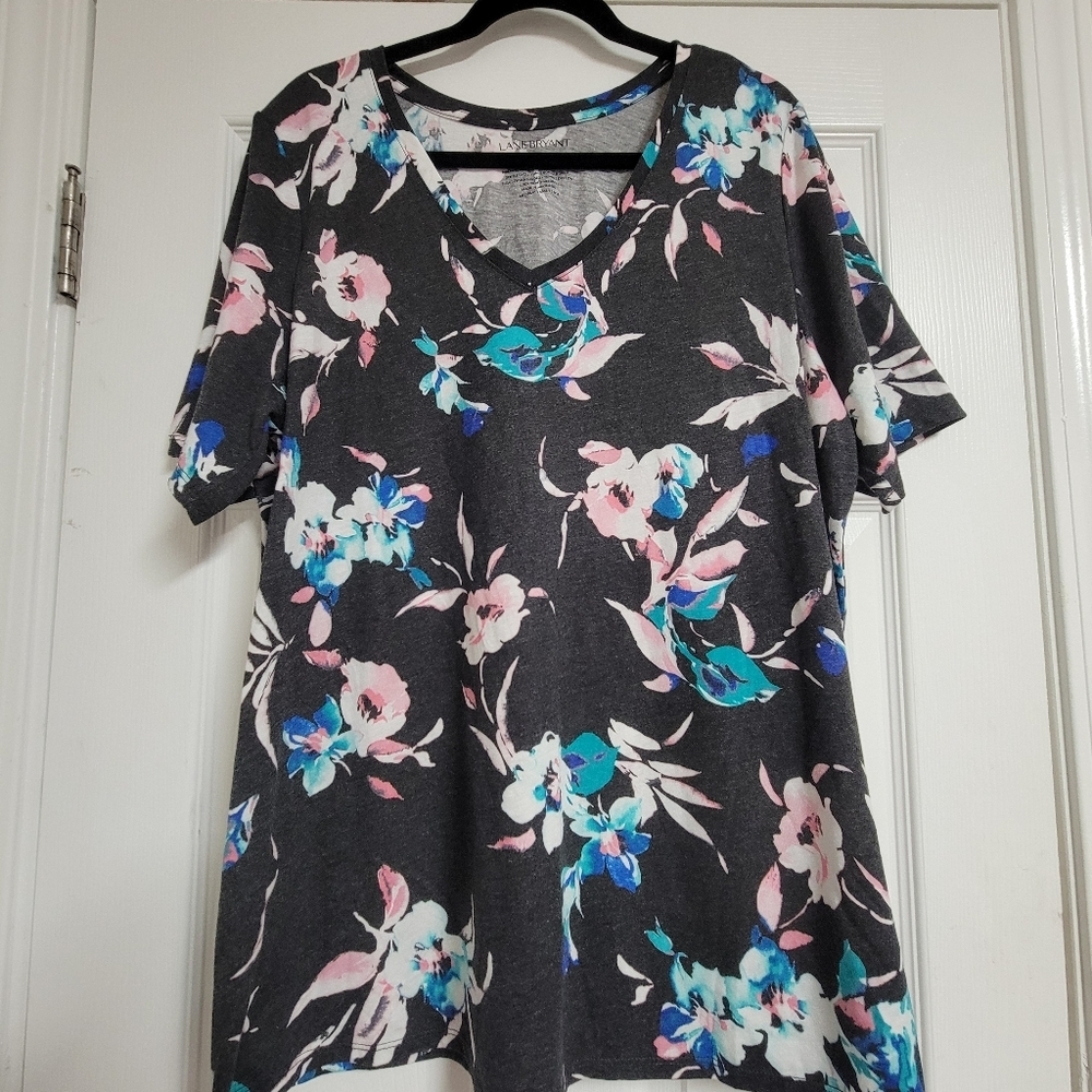 Lane Bryant NWT  V-Neck Floral Tee Size 18/20.